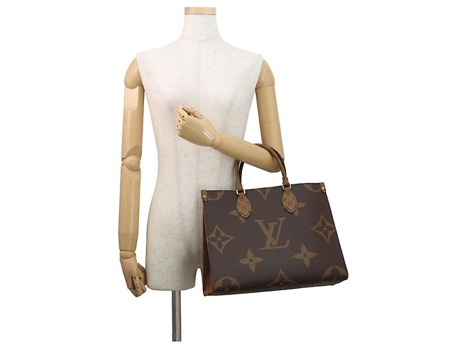 Borsa Tote Louis Vuitton Monogram Reverse Giant OnTheGo MM Rosso - vista 4