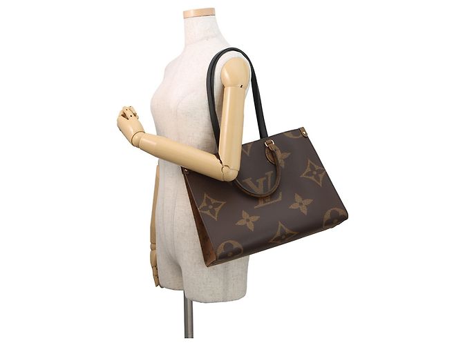 Borsa Tote Louis Vuitton Monogram Reverse Giant OnTheGo MM Rosso - vista 5