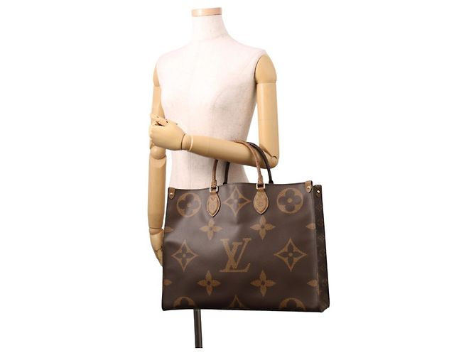 Borsa Tote Louis Vuitton Monogram Reverse Giant OnTheGo GM Rosso - vista 4