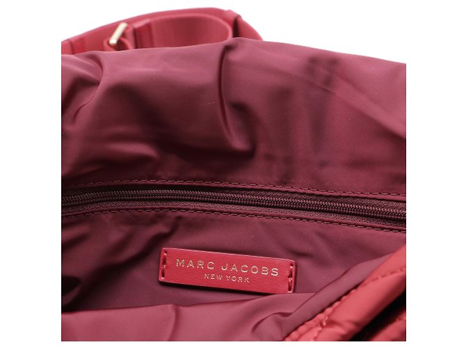 Borsa a tracolla Marc Jacobs Quilted Utility in nylon rosso Bordò - vista 6
