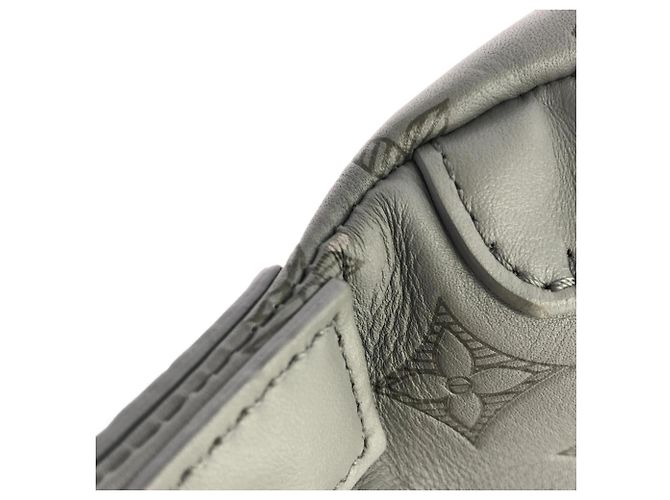 Louis Vuitton Monogram Shadow Discovery Bumbag PM Marrone Nero Grigio - vista 2