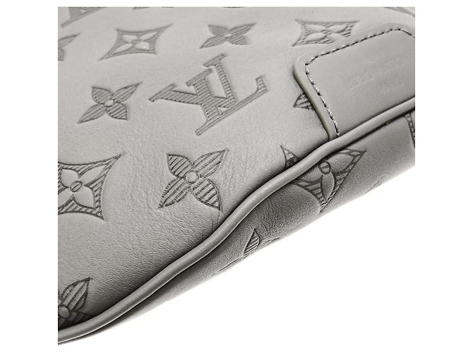Louis Vuitton Monogram Shadow Discovery Bumbag PM Marrone Nero Grigio - vista 3