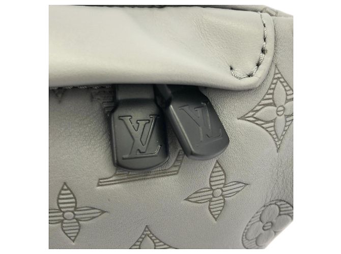 Louis Vuitton Monogram Shadow Discovery Bumbag PM Marrone Nero Grigio - vista 5