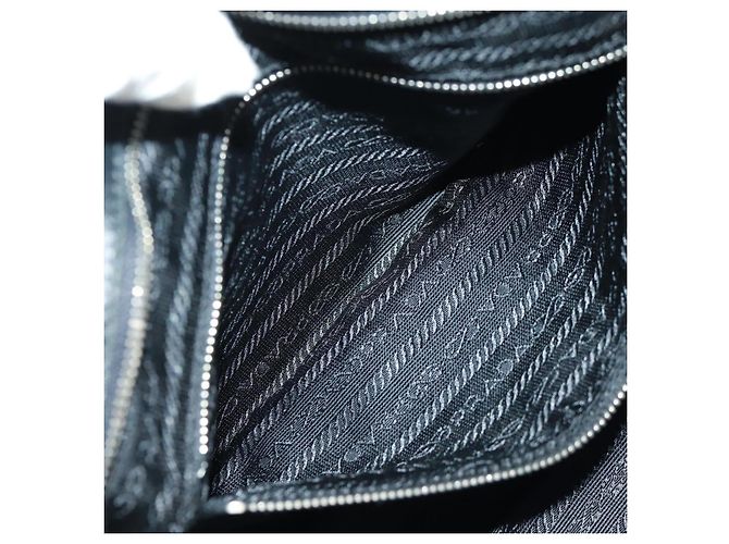 Sac à main PRADA en cuir noir argenté Auth 162511V - vue 21