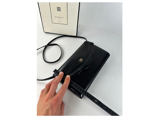 Vintage Givenchy Paris Flap Shoulder Bag aus schwarzem Leder mit 4G-Logo - Ansicht 11
