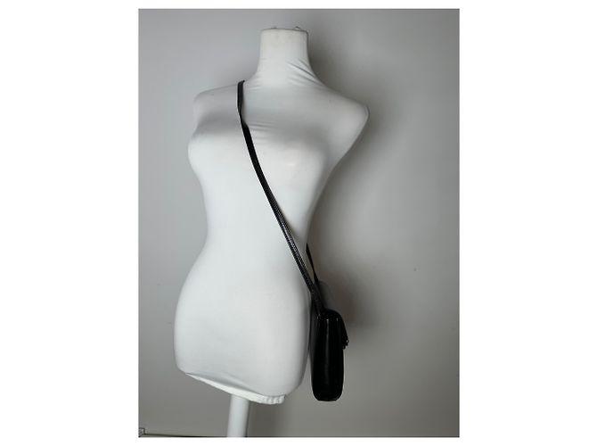 Vintage Givenchy Paris Flap Shoulder Bag aus schwarzem Leder mit 4G-Logo - Ansicht 13