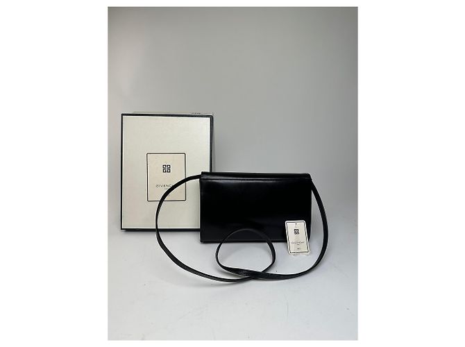 Vintage Givenchy Paris Flap Shoulder Bag aus schwarzem Leder mit 4G-Logo - Ansicht 15