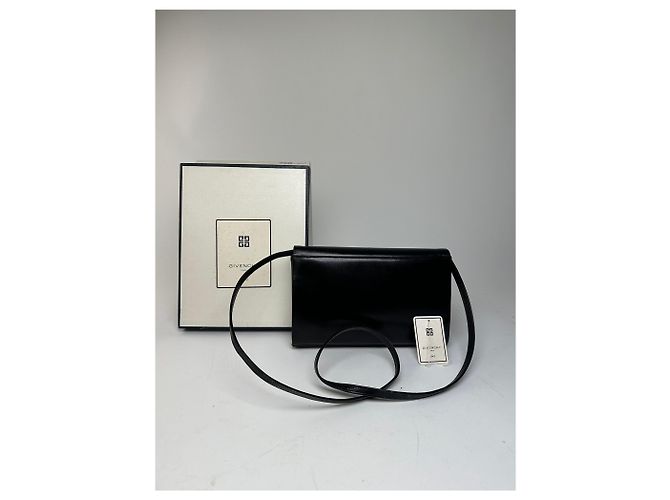 Vintage Givenchy Paris Flap Shoulder Bag aus schwarzem Leder mit 4G-Logo - Ansicht 2
