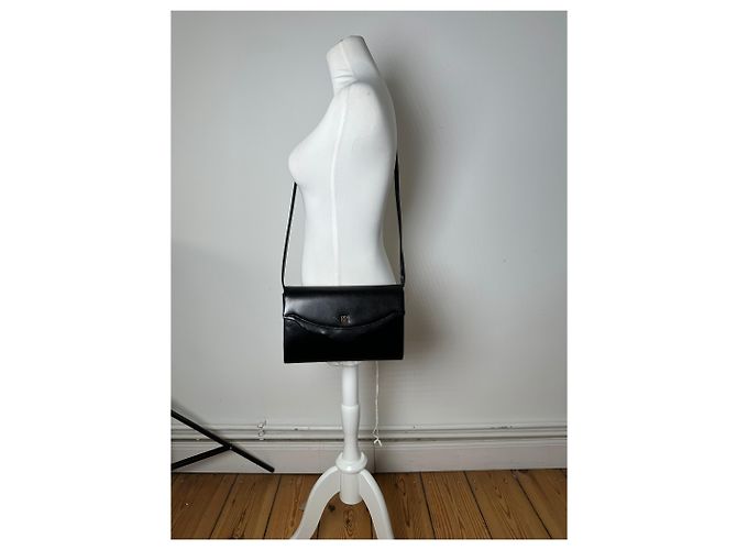 Vintage Givenchy Paris Flap Shoulder Bag aus schwarzem Leder mit 4G-Logo - Ansicht 3