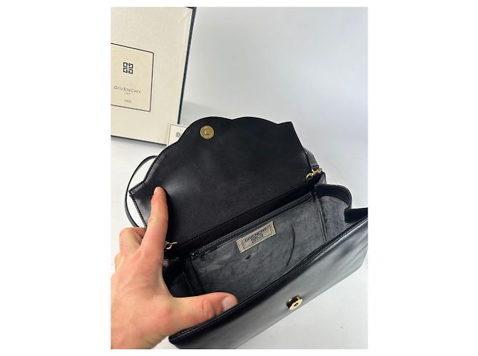 Vintage Givenchy Paris Flap Shoulder Bag aus schwarzem Leder mit 4G-Logo - Ansicht 4
