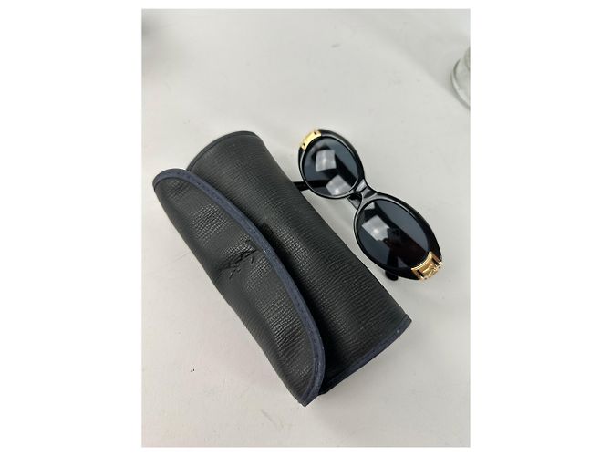 Lunettes de soleil vintage Yves Saint Laurent noires et dorées avec logo YSL - vue 12