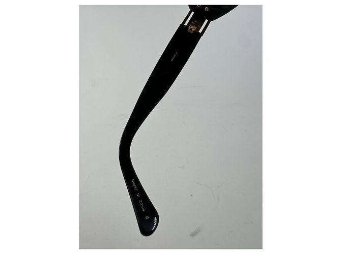 Lunettes de soleil vintage Yves Saint Laurent noires et dorées avec logo YSL - vue 5