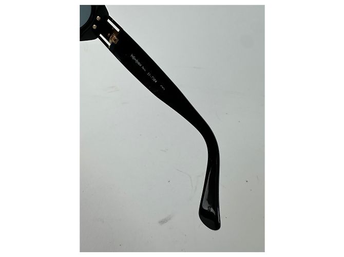 Lunettes de soleil vintage Yves Saint Laurent noires et dorées avec logo YSL - vue 6