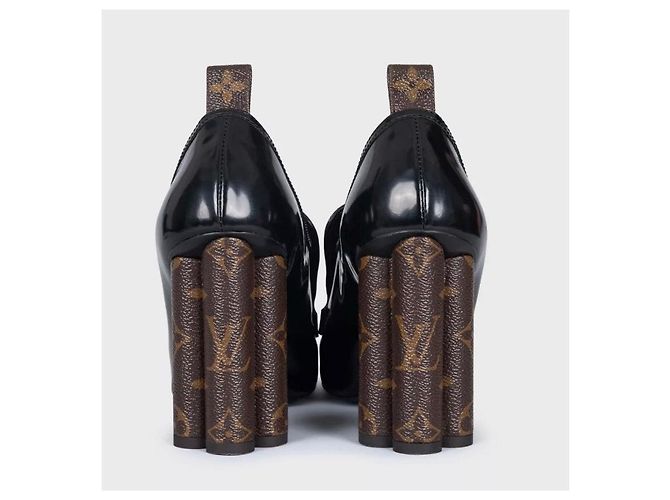 Décolleté Louis Vuitton in pelle nera con tacco scolpito Mis. 38 Usato - vista 4
