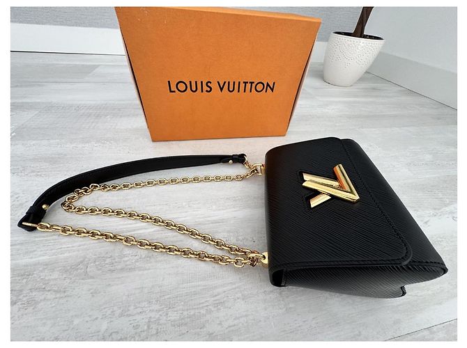 Louis Vuitton Twist PM Pelle Epi - Nero - vista 9