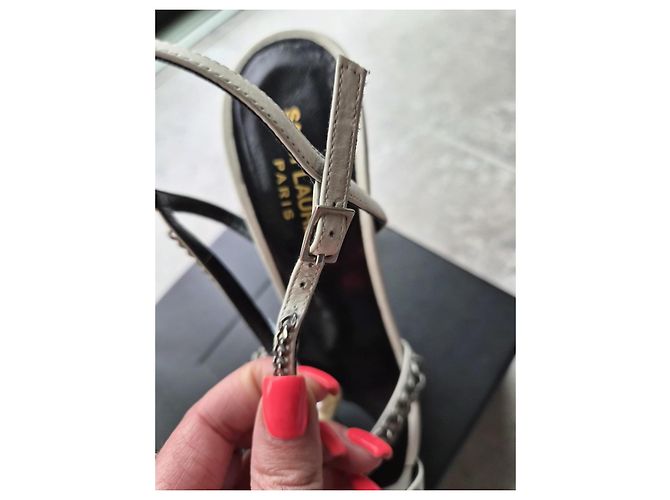 Saint Laurent Sandali Alice 105 in pelle bianca perle e catene Bianco - vista 10