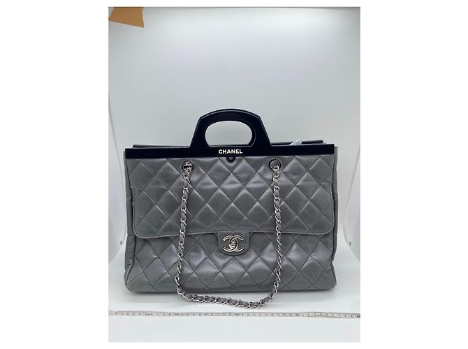 Chanel Bolsa de ombro acolchoada em camurça cinza - vista 2
