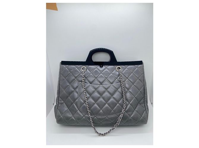 Chanel Bolsa de ombro acolchoada em camurça cinza - vista 3