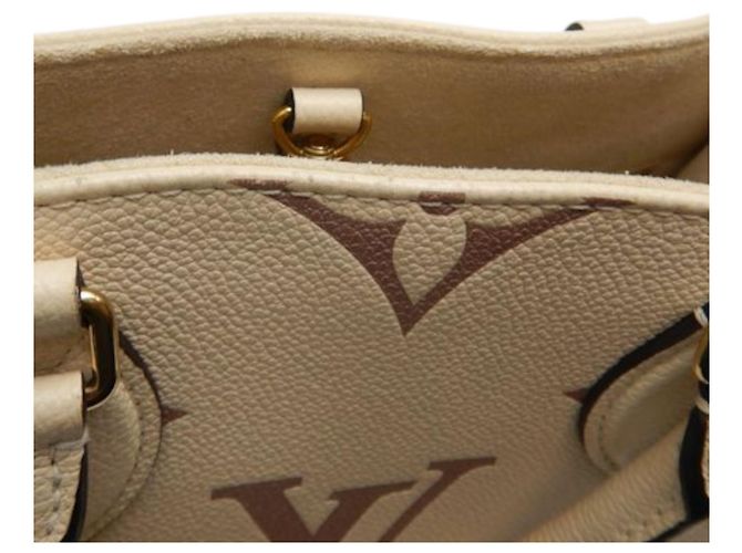 Louis Vuitton Beige Bicolor Monogram Empreinte Giant Onthego PM - vista 17