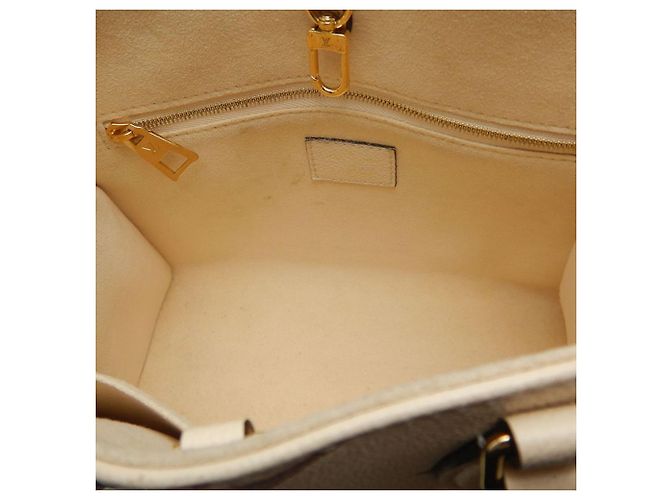 Louis Vuitton Beige Bicolor Monogram Empreinte Giant Onthego PM - vista 4