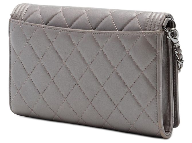 Le Boy Clutch Boy Chanel em pele de cordeiro metalizada acolchoada marrom com corrente Taupe - vista 2