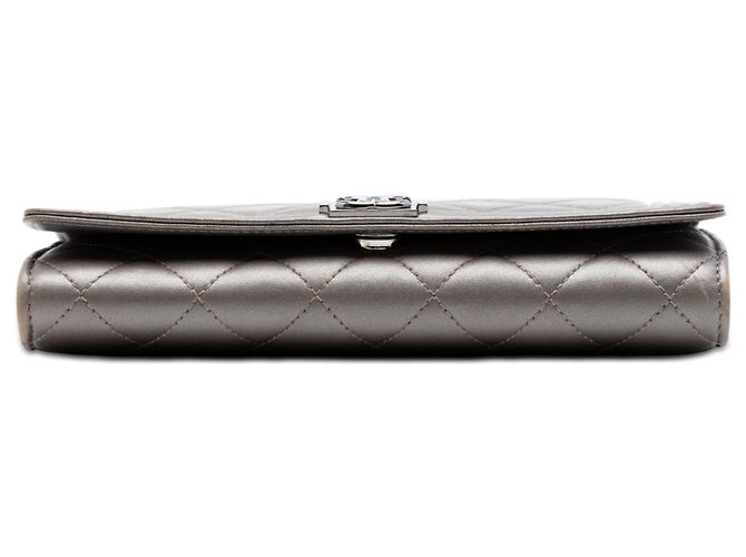 Le Boy Clutch Boy Chanel em pele de cordeiro metalizada acolchoada marrom com corrente Taupe - vista 3
