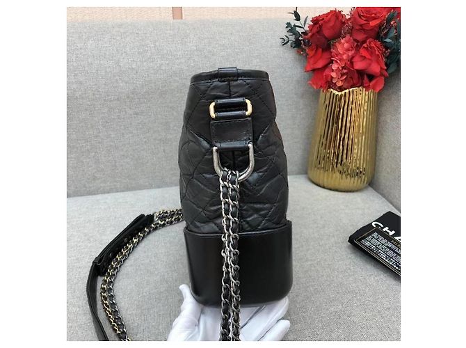 Borsa a tracolla Chanel Medium in pelle nera matelassé Nero - vista 3
