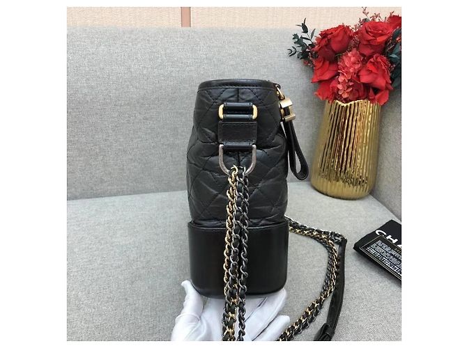 Borsa a tracolla Chanel Medium in pelle nera matelassé Nero - vista 4