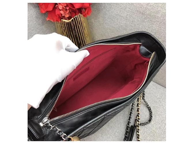 Borsa a tracolla Chanel Medium in pelle nera matelassé Nero - vista 8