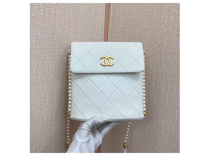 Borsa a tracolla Chanel Pearl Chain Hobo in pelle bianca Bianco - vista 2