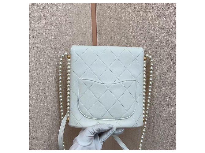 Borsa a tracolla Chanel Pearl Chain Hobo in pelle bianca Bianco - vista 3