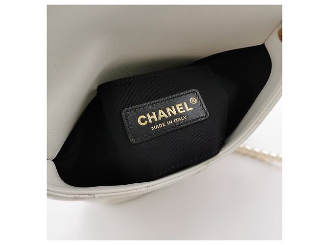 Borsa a tracolla Chanel Pearl Chain Hobo in pelle bianca Bianco - vista 8