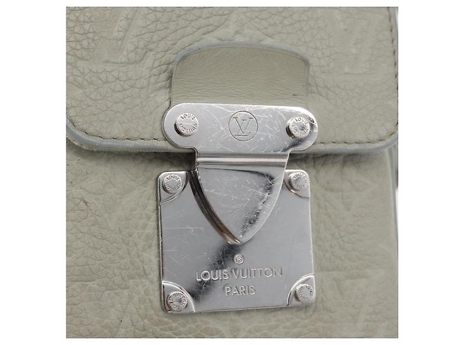 LOUIS VUITTON Taurillon Vertical Wearable Wallet Bag Gray M82568 LV Auth 178538V Marrone - vista 17