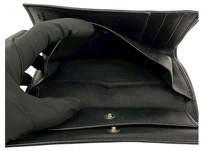 Prada Tri-Fold Wallet aus schwarzem Saffiano-Leder - Ansicht 10