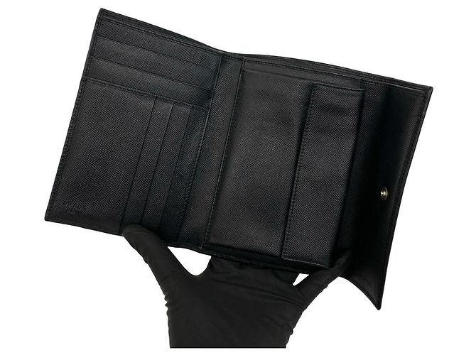 Prada Tri-Fold Wallet aus schwarzem Saffiano-Leder - Ansicht 7