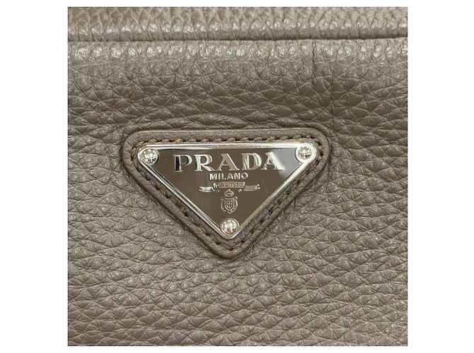 Prada Schultertasche aus Vitello Daino Leder Grau - Ansicht 10
