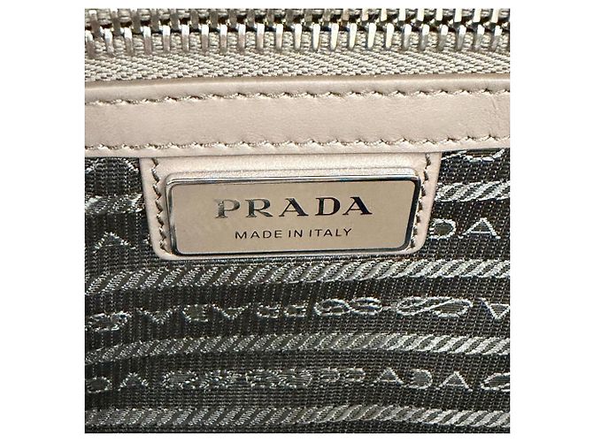 Prada Schultertasche aus Vitello Daino Leder Grau - Ansicht 11