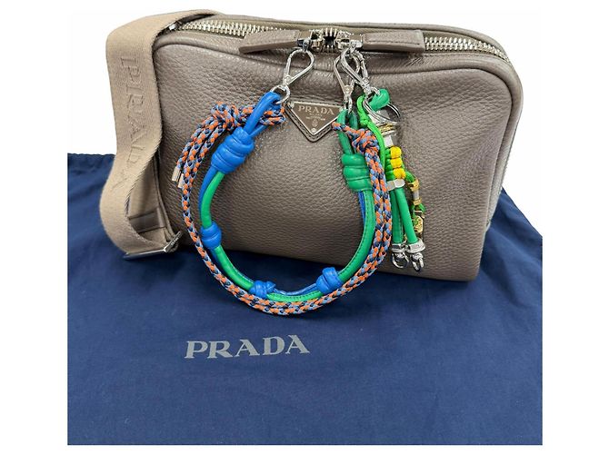 Prada Schultertasche aus Vitello Daino Leder Grau - Ansicht 2