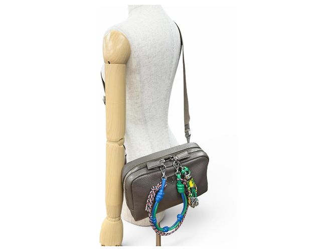 Prada Schultertasche aus Vitello Daino Leder Grau - Ansicht 9
