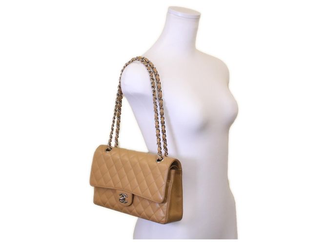 Borsa a tracolla Chanel A01112 in pelle caviar matelassé beige - vista 10