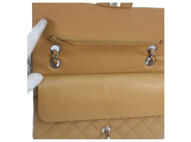 Borsa a tracolla Chanel A01112 in pelle caviar matelassé beige - vista 7