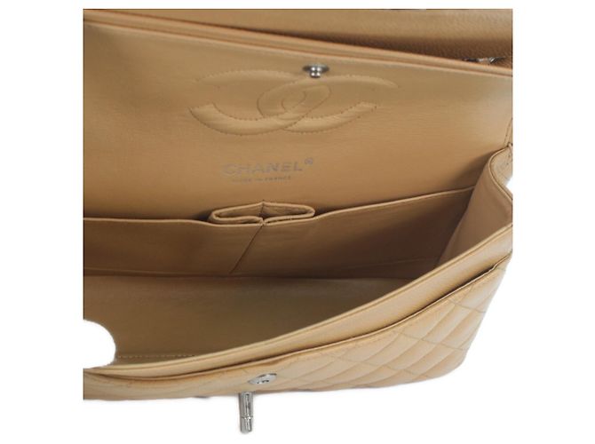 Borsa a tracolla Chanel A01112 in pelle caviar matelassé beige - vista 8