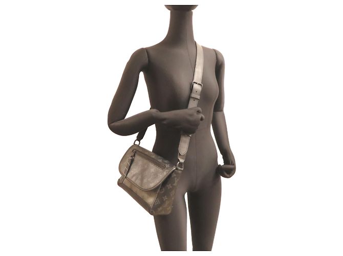 Borsa a tracolla Louis Vuitton Pulse Messenger Nero - vista 8