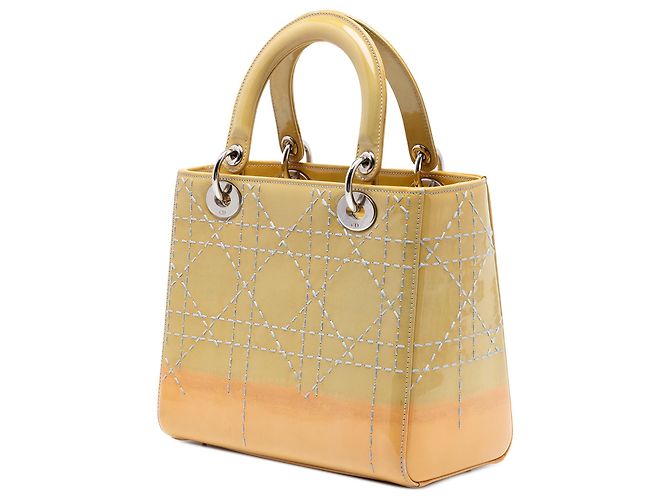 Lady Dior en charol cannage amarillo con efecto ombre, tamaño Medium - vista 2