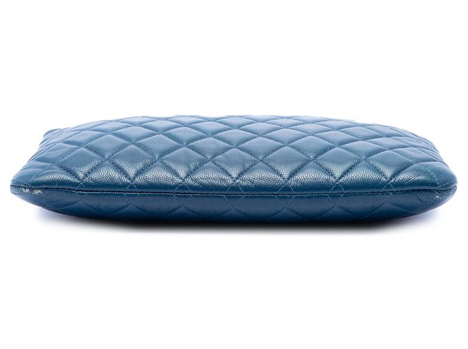 Chanel Blue Medium Quilted Caviar Boy O Case Clutch Blu scuro - vista 3