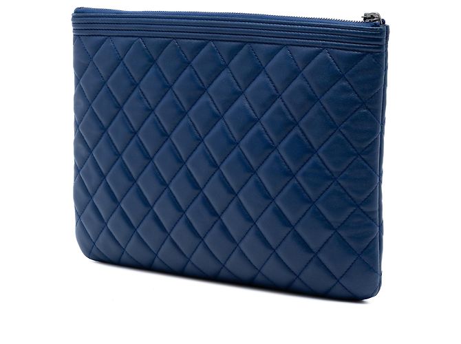 Clutch Chanel Blue Medium Quilted Lambskin Boy O Case - vista 2