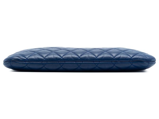 Clutch Chanel Blue Medium Quilted Lambskin Boy O Case - vista 3