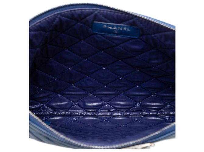 Clutch Chanel Blue Medium Quilted Lambskin Boy O Case - vista 4