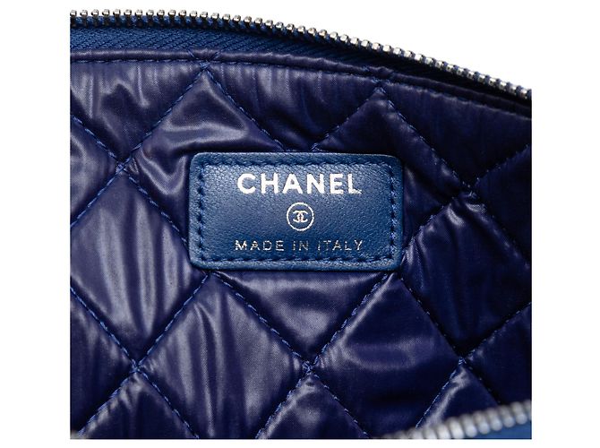 Clutch Chanel Blue Medium Quilted Lambskin Boy O Case - vista 5