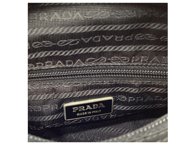 Prada Re-Nylon Vela Messenger Bag mit Einzelschnalle aus schwarzem Polyamid - Ansicht 10